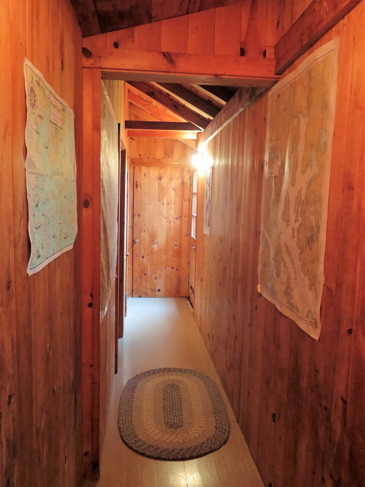 33. Chodba poschodových izieb: do Green Twin & Blue Twin Bunkrooms, 2 uzamknuté skrine pre zásobovanie pre Airbnb.