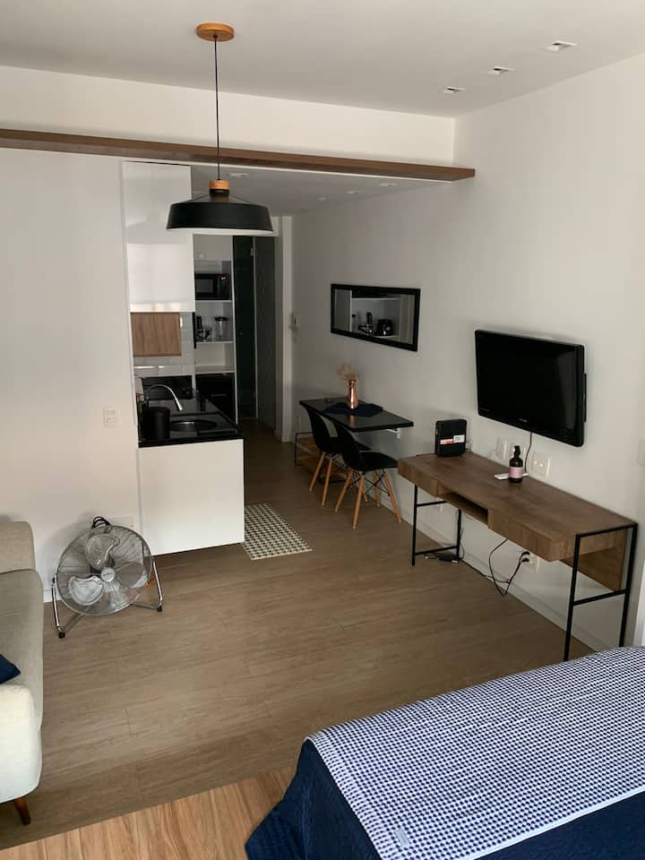 Удобна дневна соба со разновиден простор за работа.
Масата може да се користи како биро со фиоки, идеално за домашна канцеларија, користејќи ги кујнските столови.