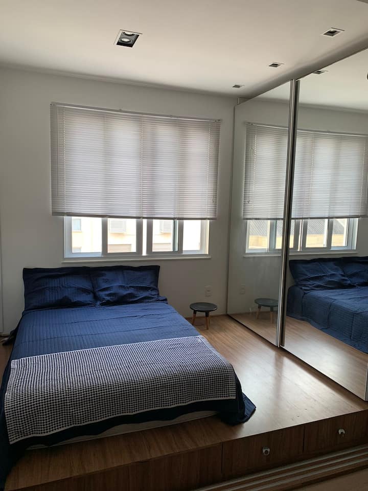 Удобен кревет во тивка средина, идеален за добар ноќен одмор.
Прозорците кои не пропуштаат светлина и звук обезбедуваат поголема удобност за време на престојот.