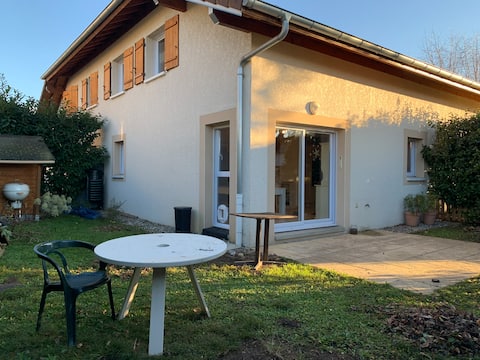 House 5 people, 15 min. Geneva, parking, fiber, pool table