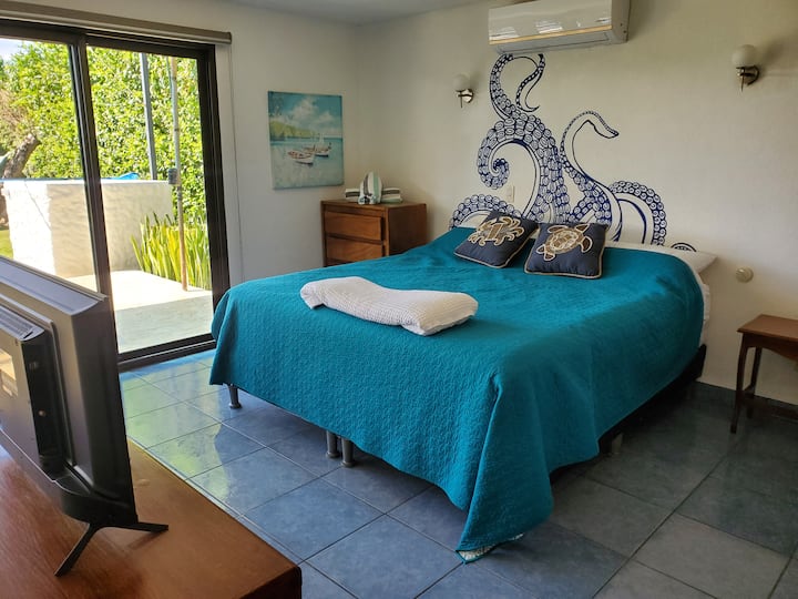 سرير رئيسي بمقاس كينج وحمام خاص ومغسلة مزدوجة ودش كبير وإطلالة على المحيط