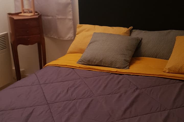 habitación con cama de 140