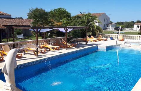 Quiet 2 bedroom cottage, swimming pool, vineyards, 20 min to the beach