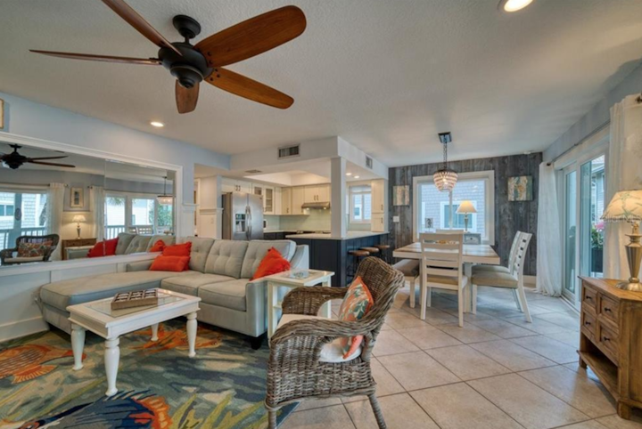 Ouvrez le salon vers la salle à manger et la cuisine avec vue sur le patio sous tous les angles