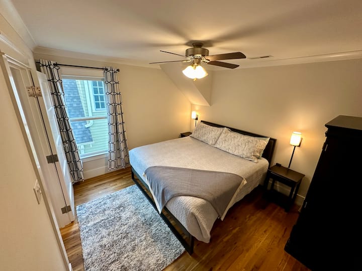 Chumba cha kulala cha Master kilicho na kitanda cha King.