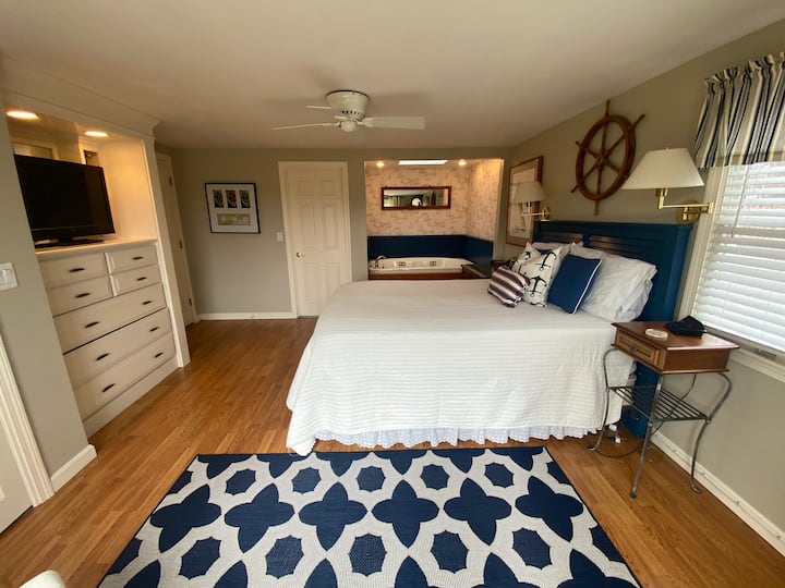 Veliki privatni primarni apartman sa spojenom kadom i masažnom kadom! Stepenice do privatne terase