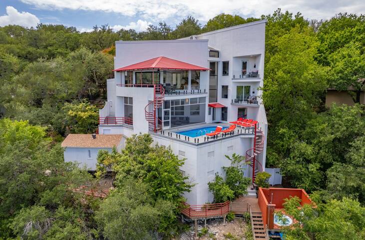 Lake Bluff House 6 Hole Mini Golf and Waterfall