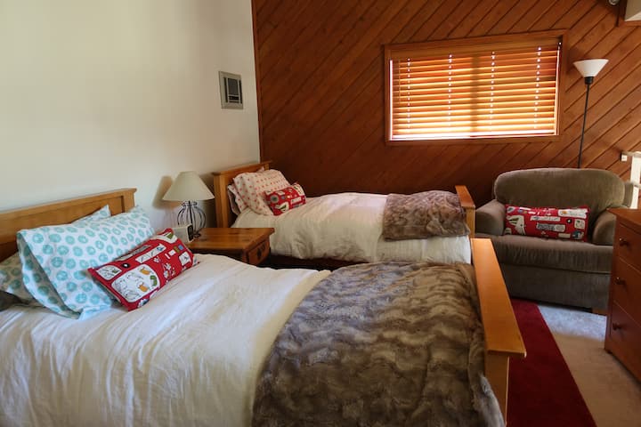 Спалня с таванско помещение с две единични легла