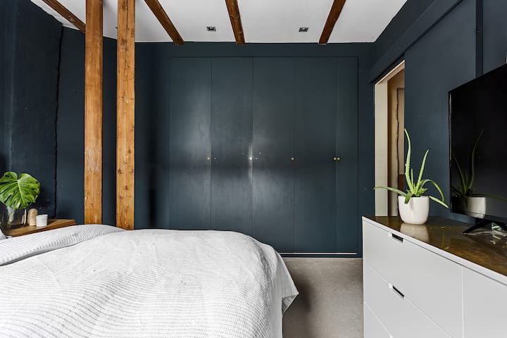 ห้องนอนใหญ่อยู่ที่ชั้นล่าง