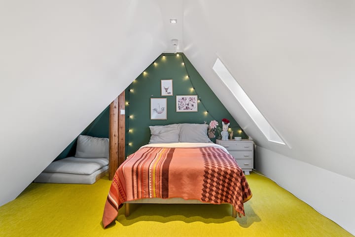 ห้องนอนที่นี่มีเตียงโซฟาและทีวี 120 หลัง