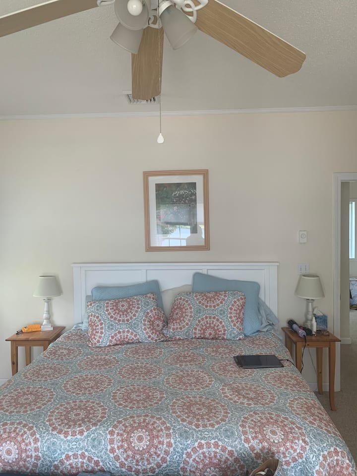 Cama king, dormitorio principal frente al lago