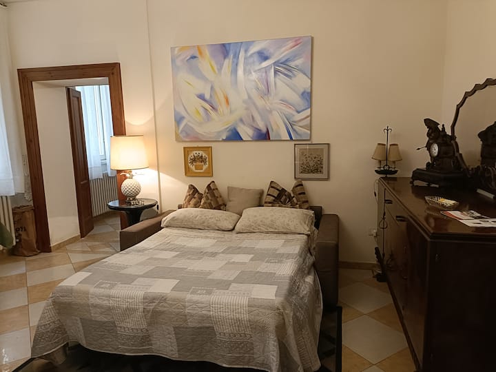 sofa inakuwa kitanda kizuri kwa watu wawili