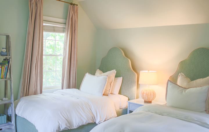 Spálňa s 2 oddelenými posteľami na poschodí