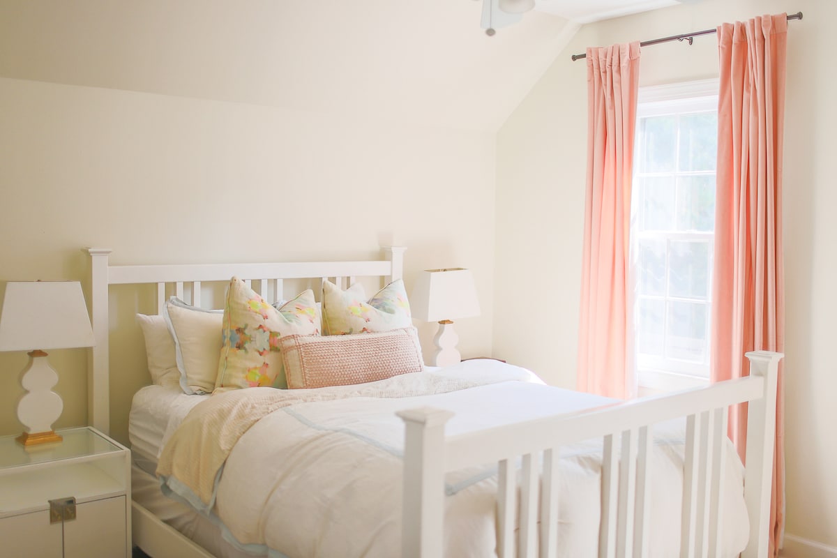 Schlafzimmer mit Queensize-Bett im Obergeschoss