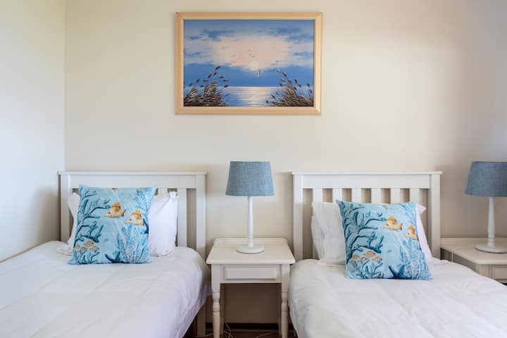 Vitanda viwili vya mtu mmoja katika chumba cha kulala cha 3