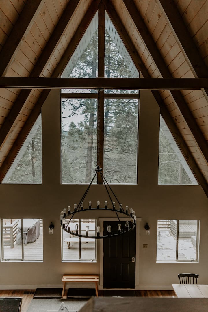 The Arnold Haus Chalet w/ Private Lake Access Cabins for Rent in