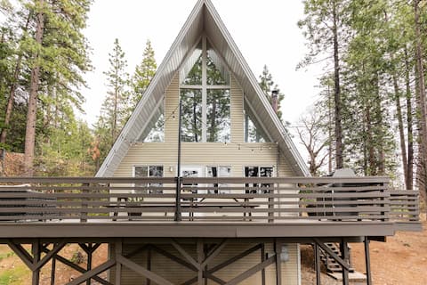 Cozy 2BR Chalet + Loft with Private Lake