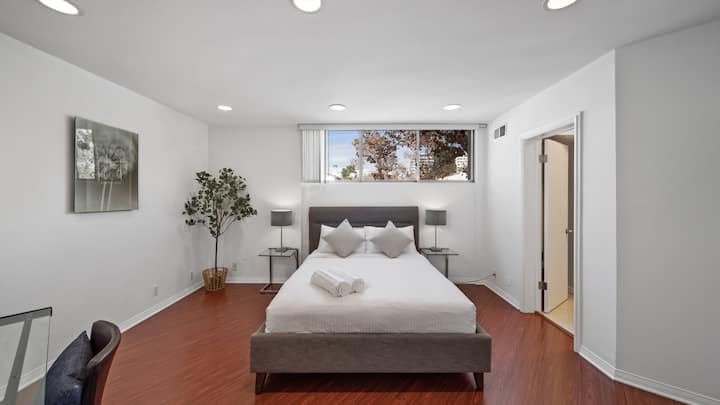 2. spavaća soba s vlastitom kupaonicom i radnim stolom. 