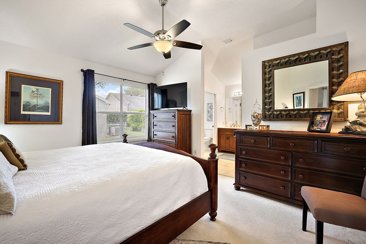 Главната спалня води направо към главната баня с душ, самостоятелна тоалетна, две мивки и дрешник