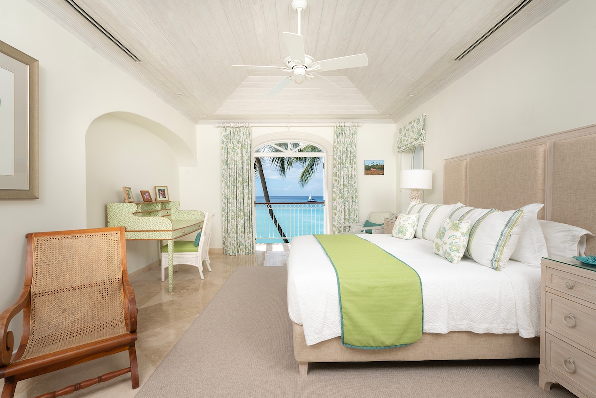 Chambre principale paisible avec lit king size américain, climatisation, balcon privé avec vue imprenable sur la mer et une belle salle de bain privée avec bain à remous et douche à effet pluie.