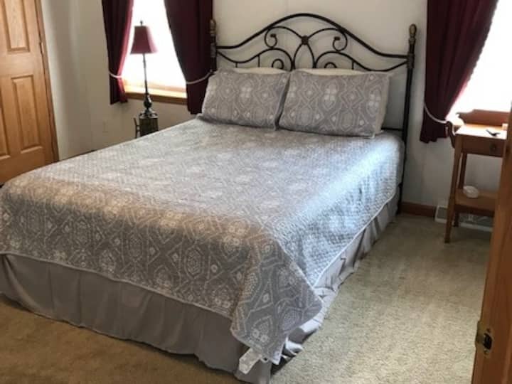 Dormitorio principal con baño privado. Cama tamaño queen.