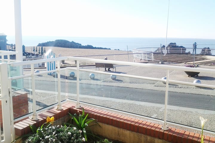 Sea front with direct acces to the beach