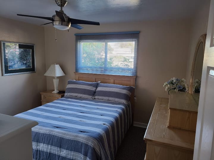 2e slaapkamer met verstelbaar queensize bed.