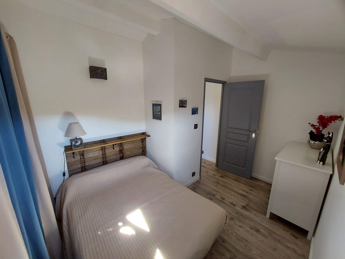 Samostatná spálňa s posteľou 140 cm x 190 cm