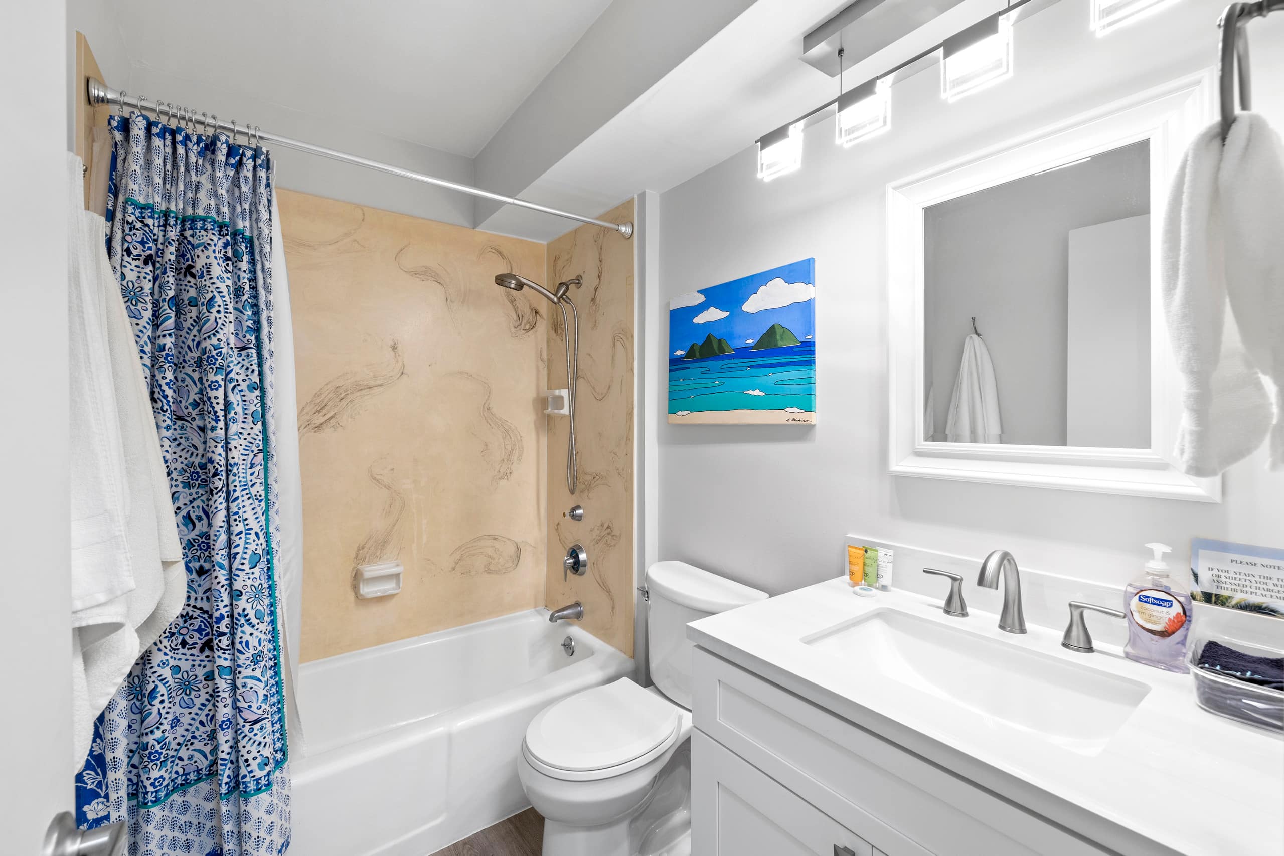 Condo in Honolulu · ★4.84 · Studio · 1 bed · 1 bath - Image 6