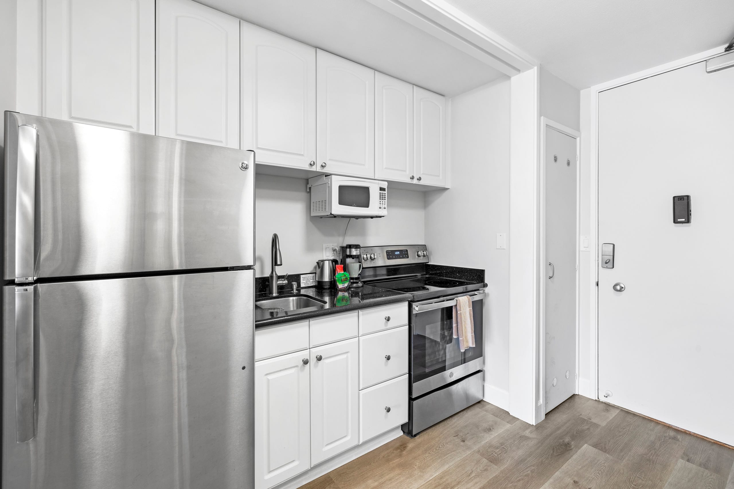 Condo in Honolulu · ★4.84 · Studio · 1 bed · 1 bath - Image 2