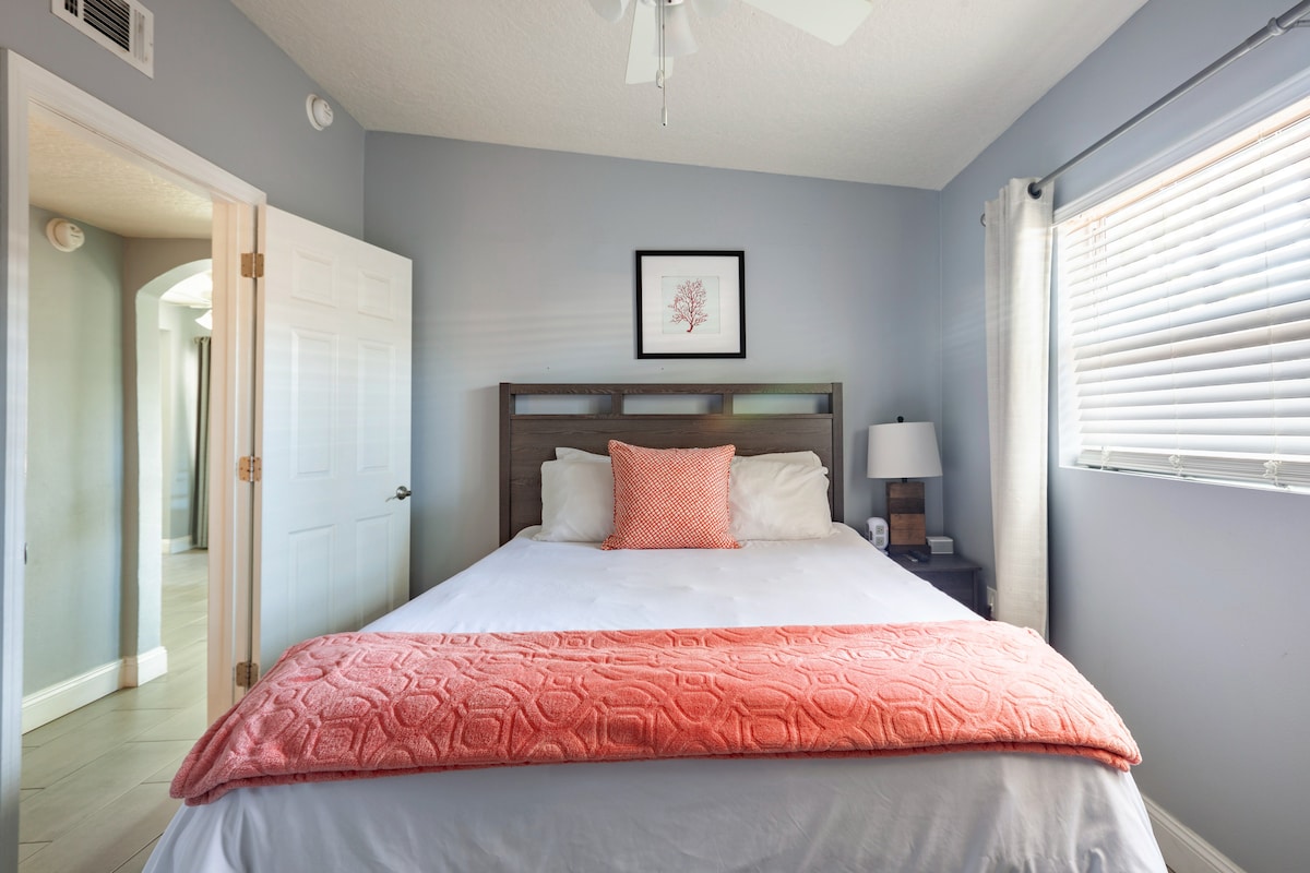 Krásna izba pre hostí s manželskou posteľou, súkromnou TV a veľkým šatníkom. 