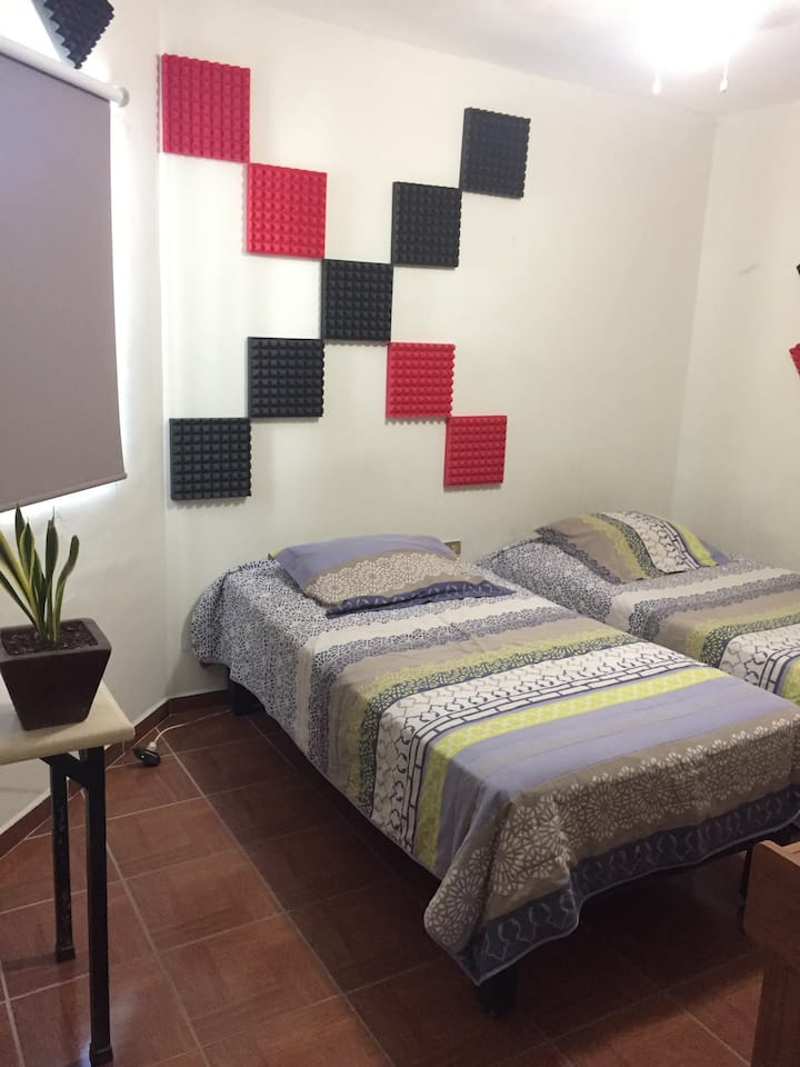 Dhomë dytësore me dy krevate tek dhe dollapin e vet.