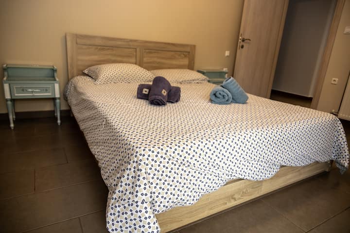 Chumba cha kulala cha kwanza na kitanda cha ukubwa wa mfalme