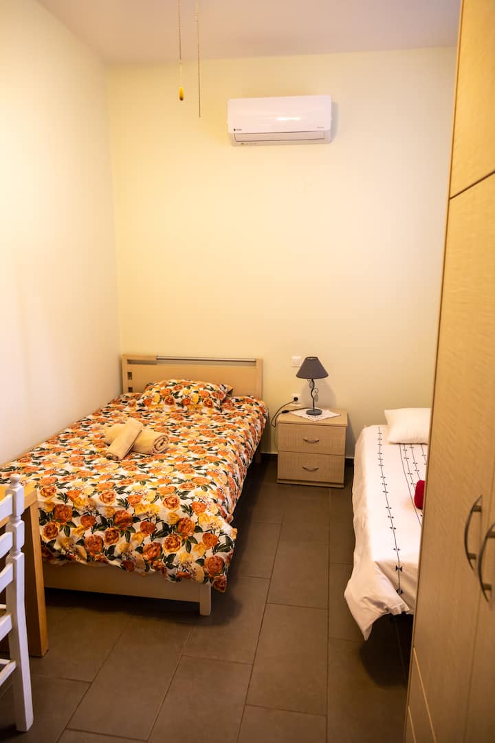 Chumba cha kulala cha pili, na vitanda viwili vya mtu mmoja