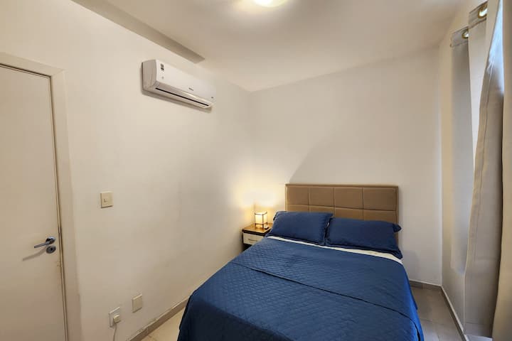 Habitación doble con cómoda caja de cama, aire acondicionado Split 9000 Btus, silencio creado con lámpara. Tenemos pantallas protectoras en la ventana.
