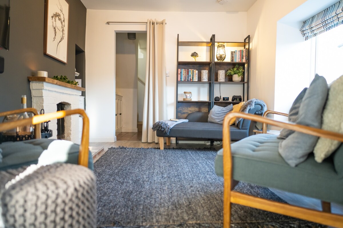 Popular Airbnb listing: Quaint Happy House by the Seaside in Lyme Regis in Lyme Regis