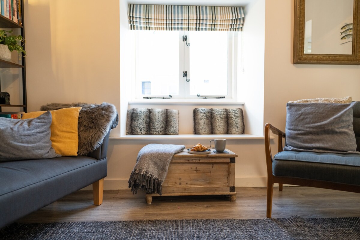 Popular Airbnb listing: Quaint Happy House by the Seaside in Lyme Regis in Lyme Regis