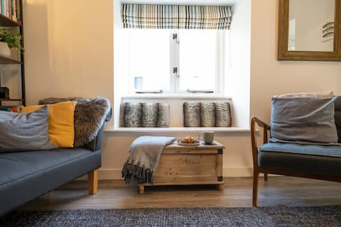 Popular Airbnb listing: Quaint Happy House by the Seaside in Lyme Regis in Lyme Regis