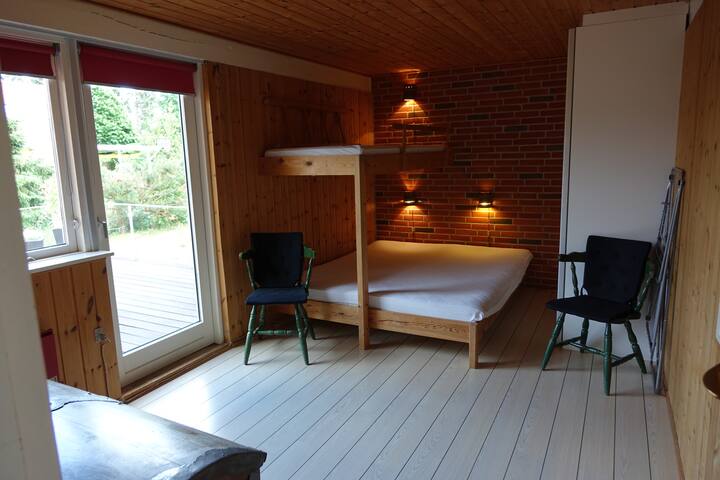 dormitorio en la planta baja,
1 cama de matrimonio y una litera superior.
También hay una cuna y una silla alta en la casa.