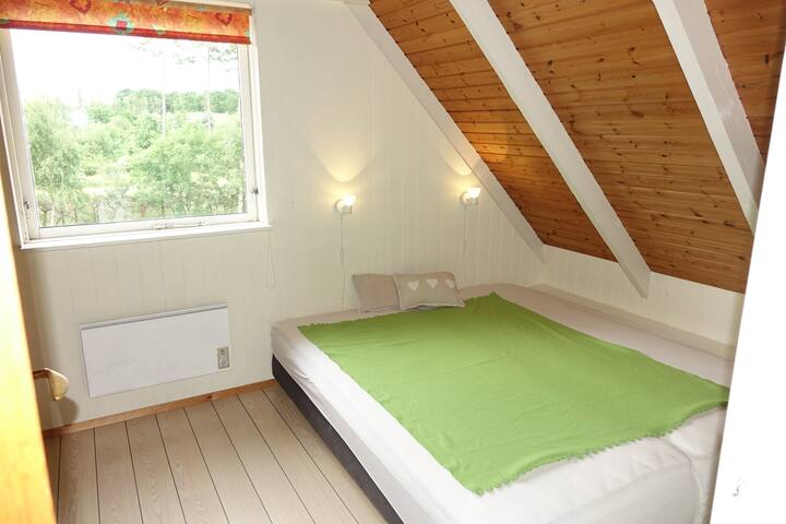 cama matrimonial en dormitorio en primera planta