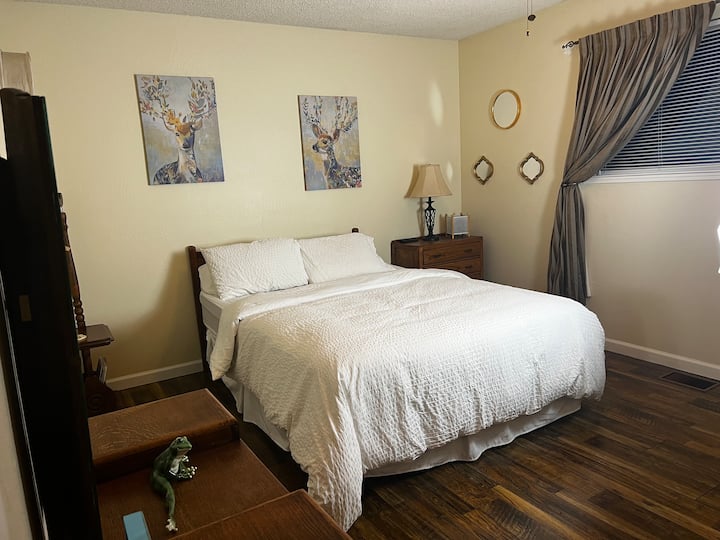 På övervåningen finns ett vackert rum med en dubbelsäng, platt-TV och en fullständig speglar. Rummet är accentuerat med rådjur och grodor som representerar det närliggande djurlivet.