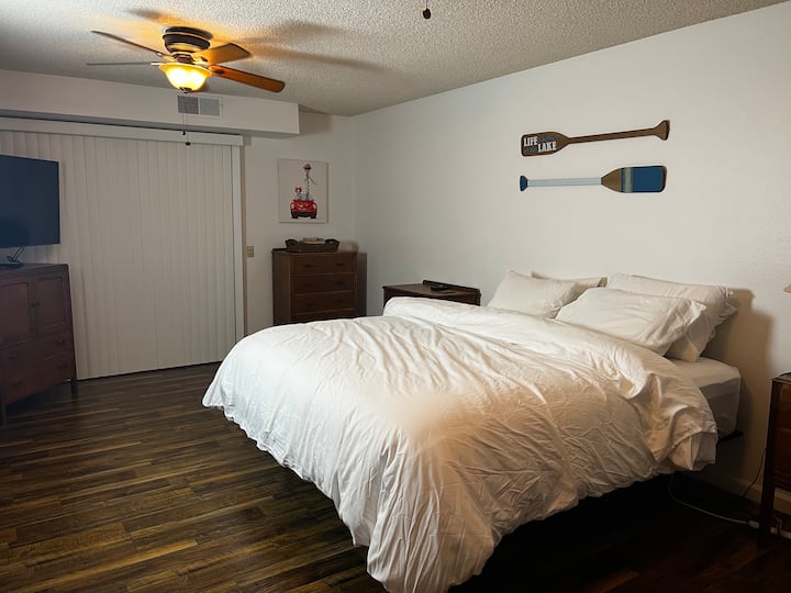 Det stora sovrummet är rymligt och har mycket naturligt ljus under dagen. Den är på nedervåningen och har badrum och platt-TV. Skjutdörrar från sovrummet till utomhus där du kan höra floden under vintern, våren och hösten.