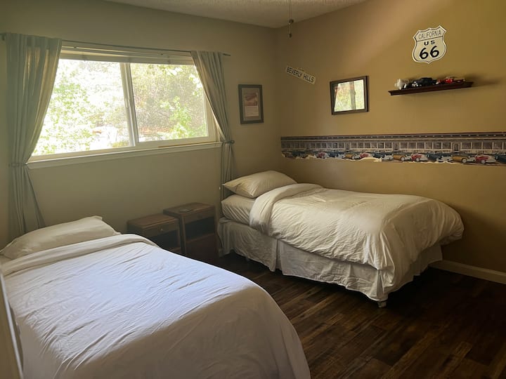 På övervåningen finns ett annat roligt rum med två enkelsängar, platt-TV och en garderob full av filmer och spel. Designad som gamla Hollywood med vintage bilteman.
Alla sovrum har vita sängkläder. Vi är stolta över hur rent vårt ställe är.