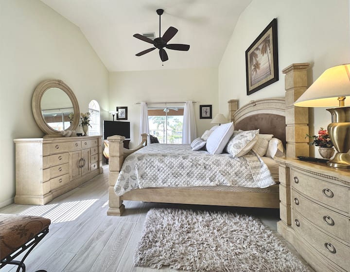 Glavna spavaća soba s bračnim krevetom i ugradbenim ormarom
S pogledom na bazen/lanai