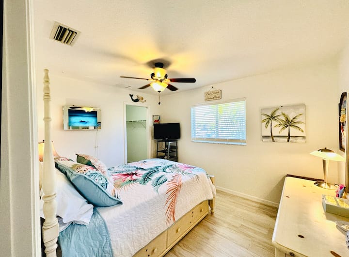  Spavaća soba br. 2  s ormarom
Bračni krevet s ručkom na izvlačenje za dodatno spavanje