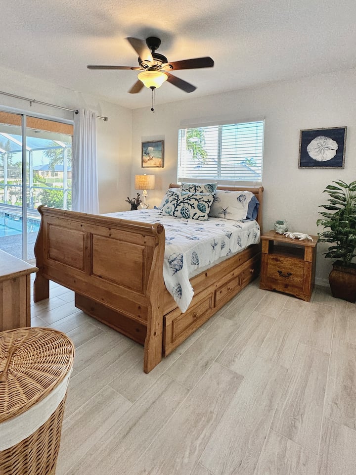 Spavaća soba br. 3
Bračni krevet s ručkom na izvlačenje i pogledom na bazen/lanai