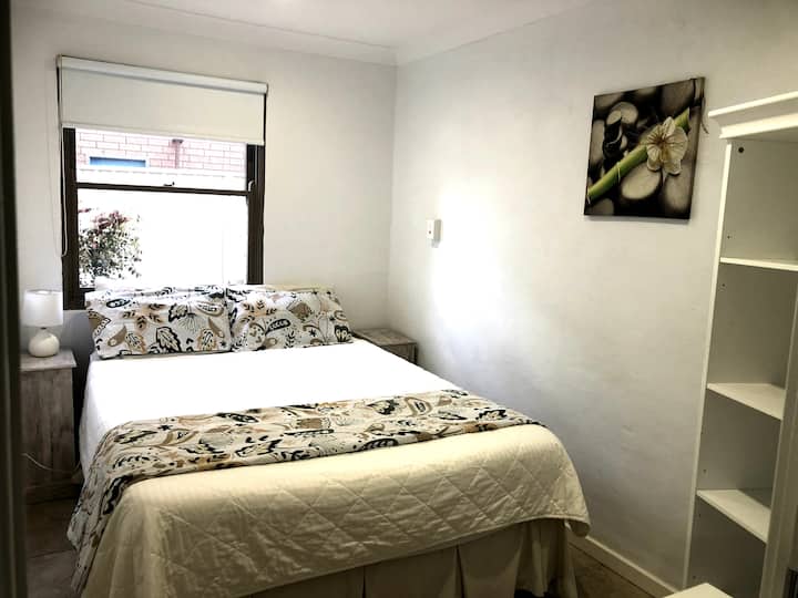 Second queen bedroom - with lots of storage