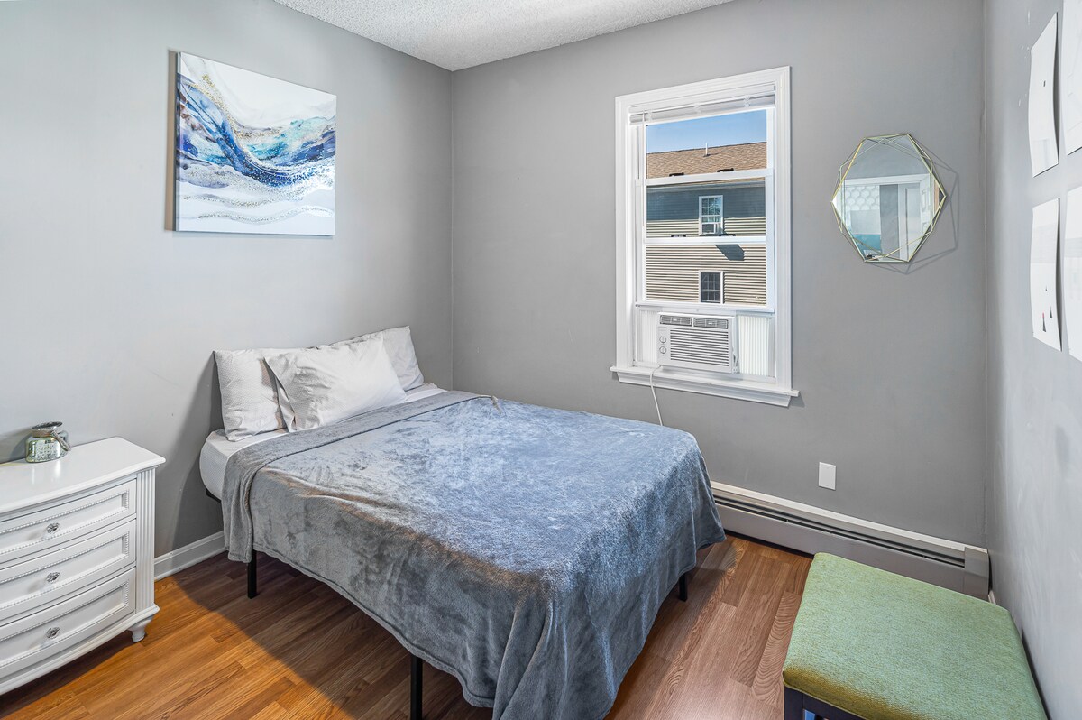 the middle bedroom.  Full size bed