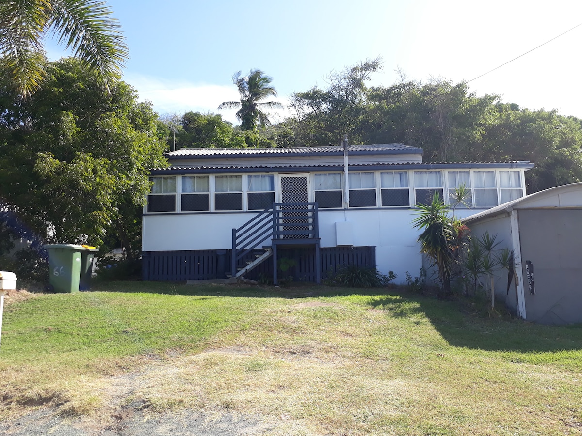 beach house in a quiet area of Yeppoon.enjoy beach Holiday homes for