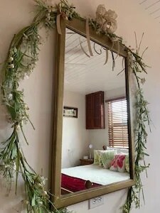 152 × 203 სმ ფართე საძინებლის ხედი სარკისებური დეკორით. 